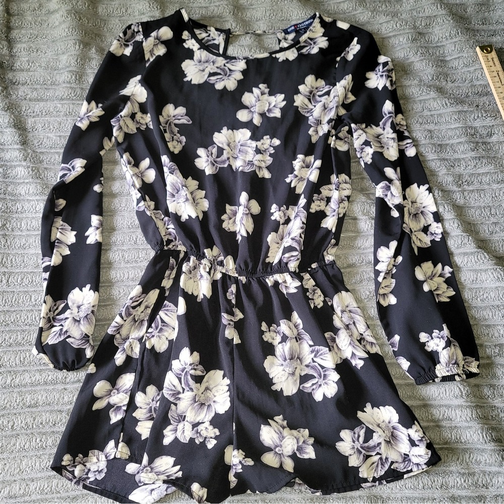 One Clothing Women's Black‎ Floral Romper size Small With Long Sleeves